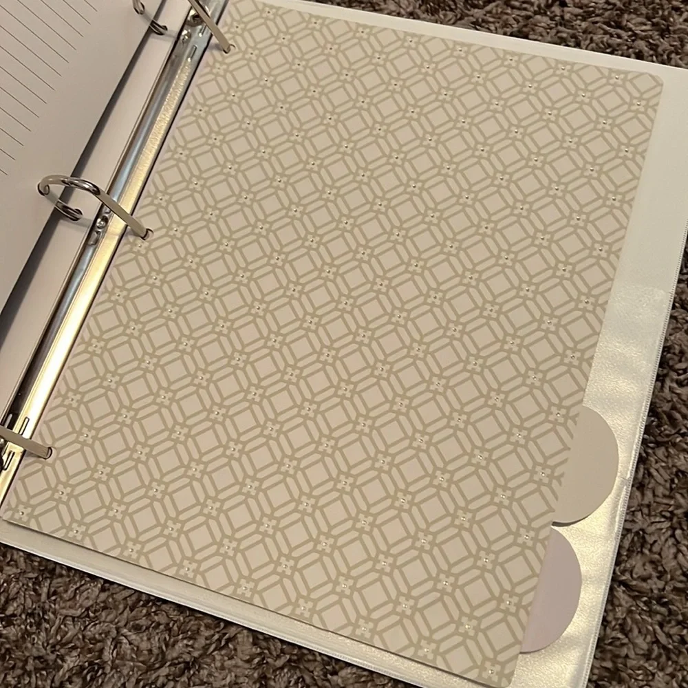 🤩4/$15🥳 white 2 inch binder with dividers